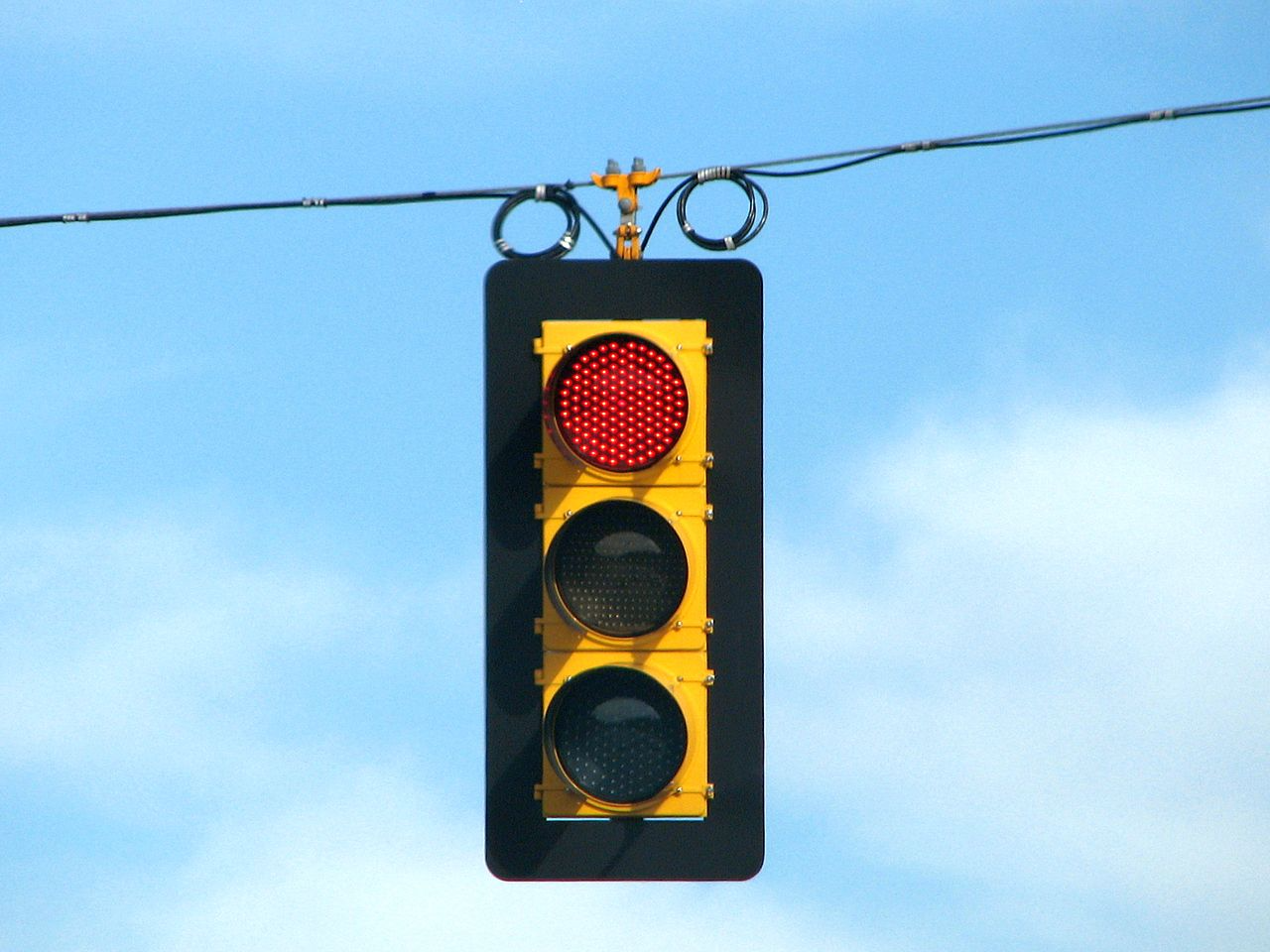 1280px-LED_traffic_light_on_red.png
